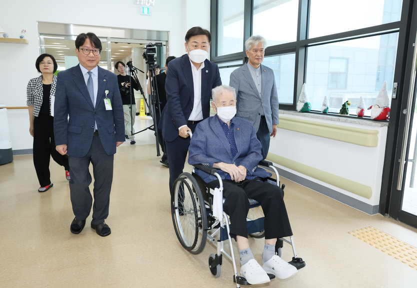 김관영 전북도지사 광복절 기념 이석규 애국지사 위문방문ⓒ 자치도 제공