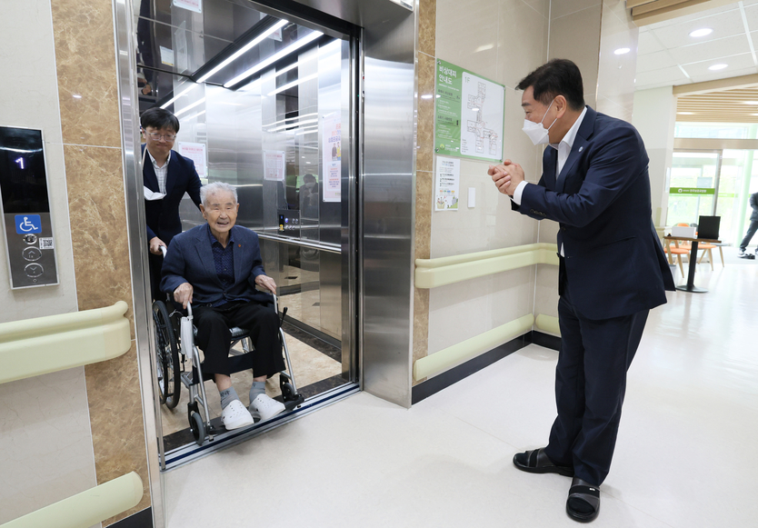 김관영 전북도지사 광복절 기념 이석규 애국지사 위문방문ⓒ 자치도 제공