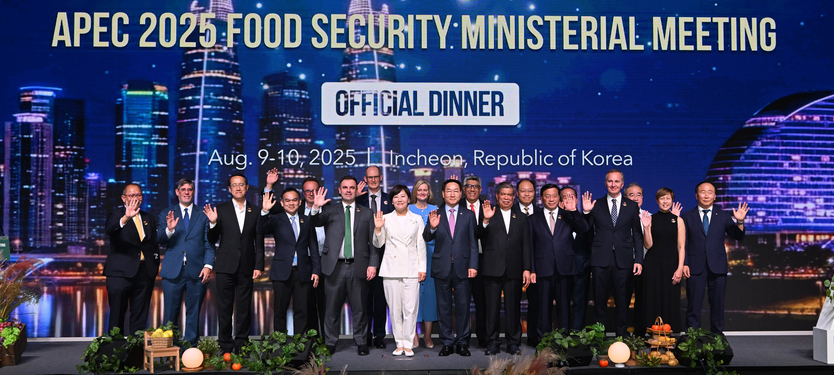 유정복 인천시장이 9일 파라다이스시티에서 열린 'APEC(아시아태평양경제협력체) 2025 식량안보 장관회의 만찬'에서 농림축산식품부 송미령 장관 등 참석자들과 기념촬영을 하고 있다, ⓒ 인천시청 제공