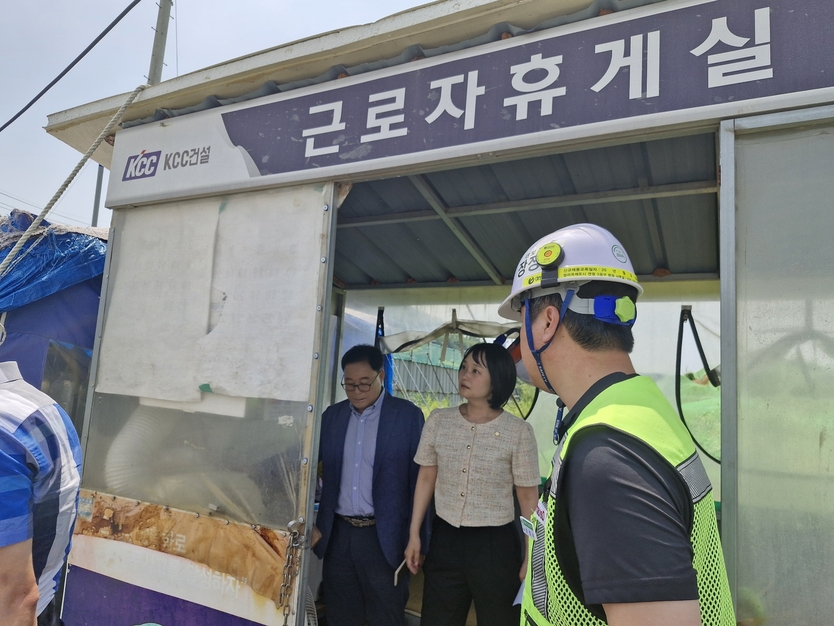 인천시 서구의회 기획행정위원장 김원진 의원과 동 위원회 소속 김춘수 의원이 청라 인근 사토장을 찾아 근로자 휴게실을 점검했다.(점검전) ⓒ 인천서구의회 제공
