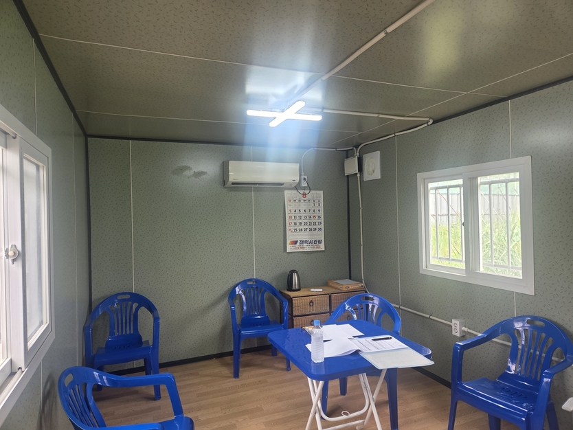 인천시 서구의회 기획행정위원장 김원진 의원과 동 위원회 소속 김춘수 의원이 청라 인근 사토장을 찾아 근로자 휴게실을 점검했다.(점검후) ⓒ 인천서구의회 제공