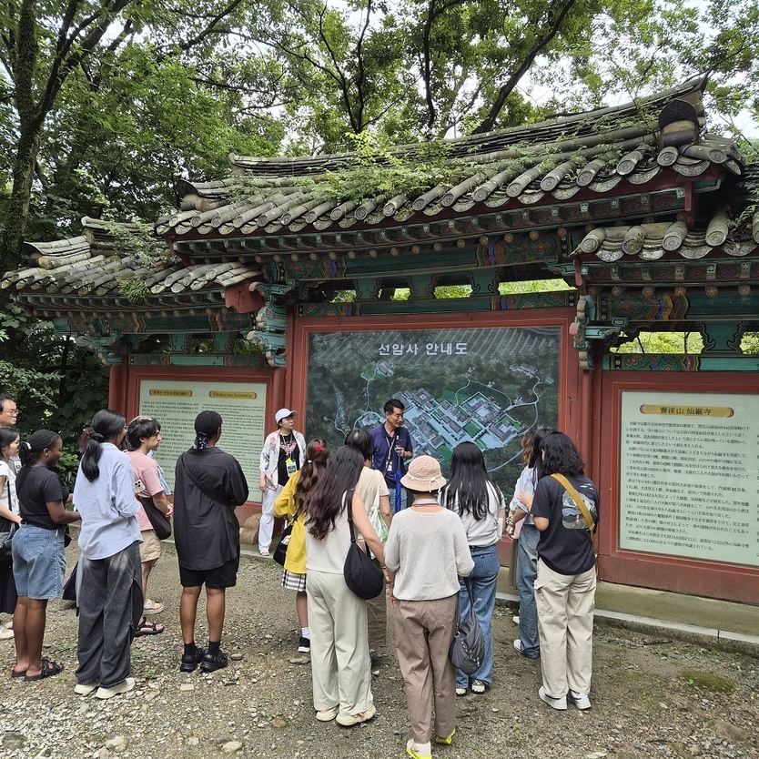 지난 10일 ‘순천마을스테이 쉴랑게 로컬 투어’ 참가자들이 선암사를 방문해 관광해설사로부터 설명을 듣고 있다ⓒ순천시 제공