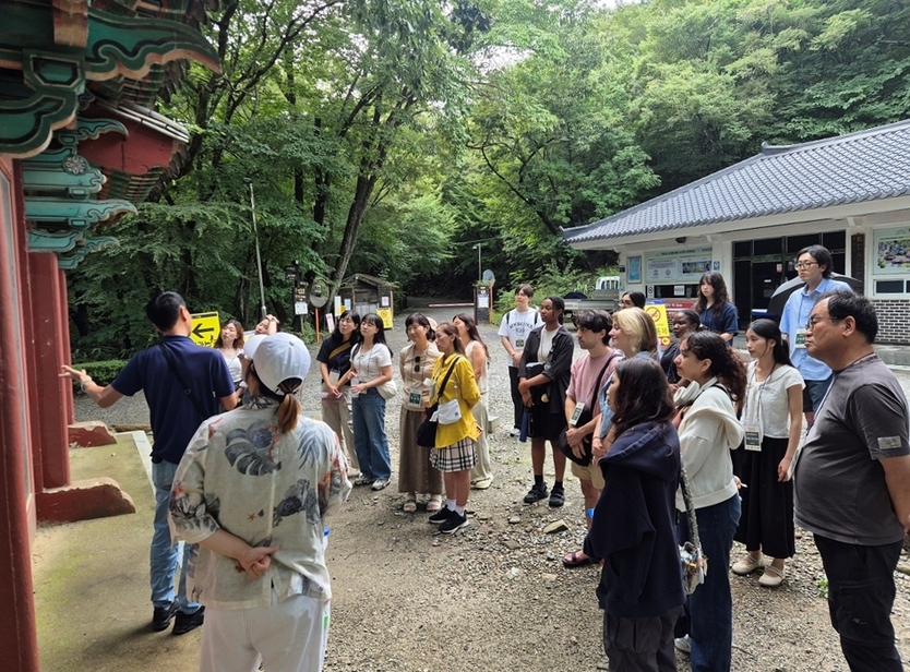 지난 10일 ‘순천마을스테이 쉴랑게 로컬 투어’ 참가자들이 선암사를 방문해 관광해설사로부터 설명을 듣고 있다ⓒ순천시 제공
