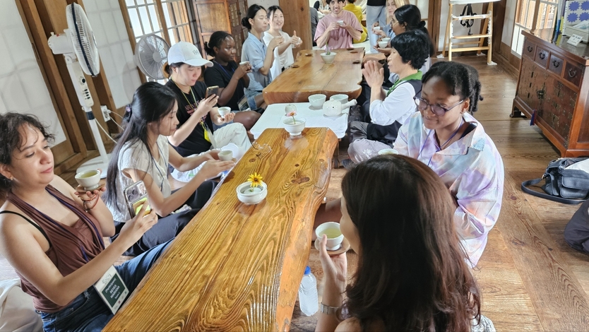 지난 10일 ‘순천마을스테이 쉴랑게 로컬 투어’ 참가자들이 야생차체험관을 방문해 야생차를 마시고 있다ⓒ순천시 제공