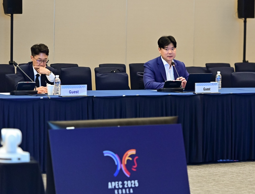 파블로항공 기술연구소 비행안전파트 안치훈(오른쪽) 리드가 APEC 2025 연계 ‘제55회 교통실무회의’ 세션에 참가해 안전한 드론 비행에 대한 발표를 진행하고 있다. ⓒ 파블로항공 제공