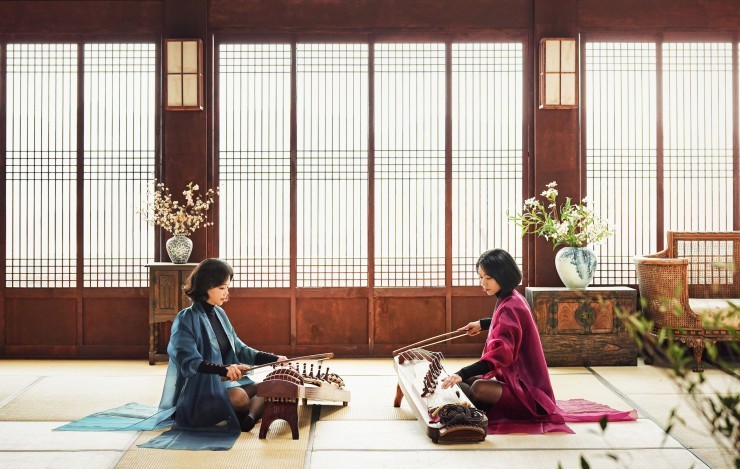 김보은과 조누리로 구성된 여성 아쟁 이중주 ‘뮤이스트를 연주하고 있다.