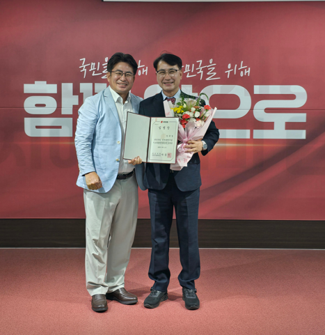 박종진 국민의힘 인천시당 위원장이 장규철 신임 기초의원협의회 회장에게 임명장을 수여하고 기념촬영을 하고 있다. ⓒ 미추홀구 의회 제공