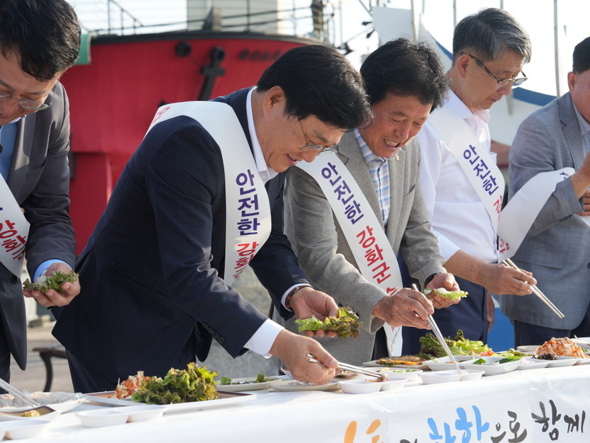 박용철 강화군수(왼쪽)와 군의회의장,농축협단체장들이 해산물을 시식하고 있다.ⓒ강화군