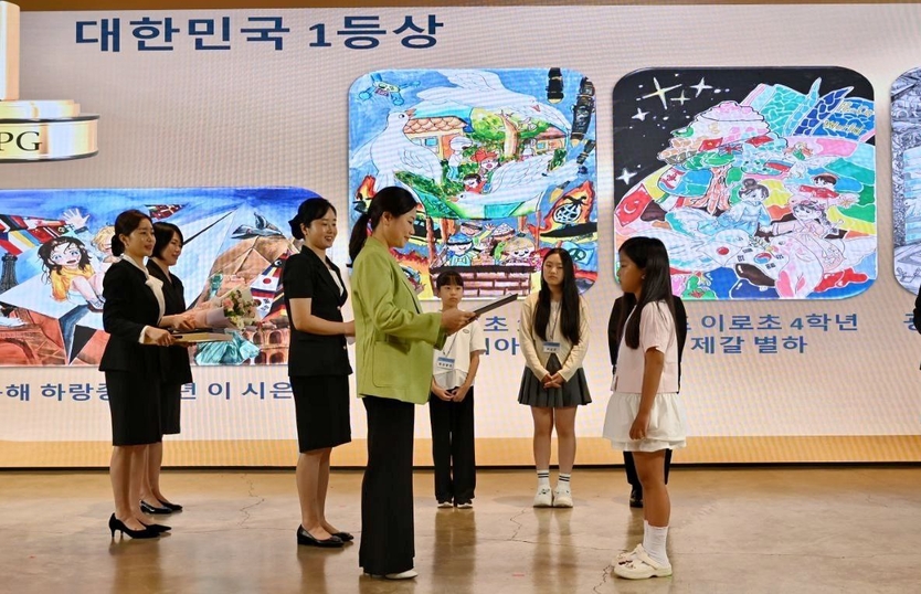 IWPG 전나영 대표가 시상식을 가지고 있다. ⓒ iwpg 인천시지부 제공