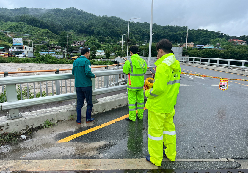 이태진 부시장이 호우경보 발효에 따라 전 부서 비상근무체제에 돌입하며 현장 점검을 하고 있다. ⓒ 동두천시 제공
