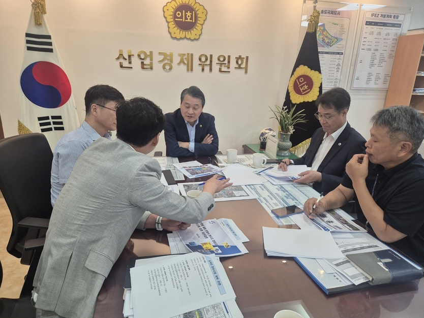 김유곤 시의회 산업경제위원장이 서구 심곡천 수질 개선관련 간담회를 가지고 있다. ⓒ 인천시의회 제공
