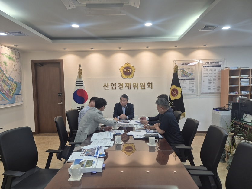김유곤 시의회 산업경제위원장이 서구 심곡천 수질 개선관련 간담회를 가지고 있다. ⓒ 인천시의회 제공