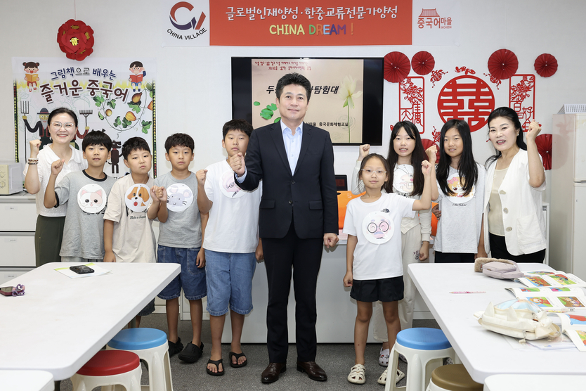 김정헌 중구청장이 마을학교 격려 하고 있다. ⓒ 중구청 제공