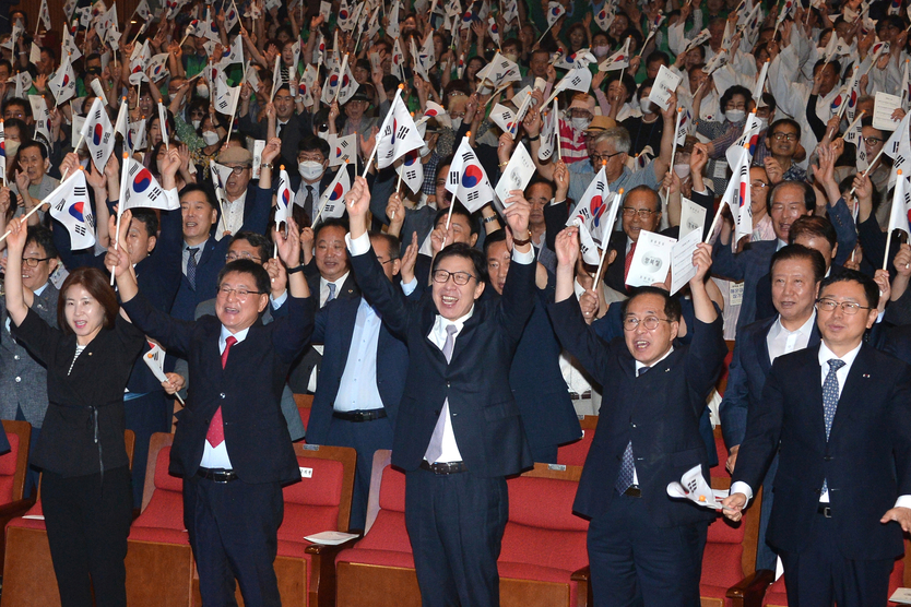 부산시민회관에서 열린 제79주년 광복절 경축식 전경. 시민과 주요 기관장이 함께 태극기를 흔들고 있다. ⓒ부산광역시