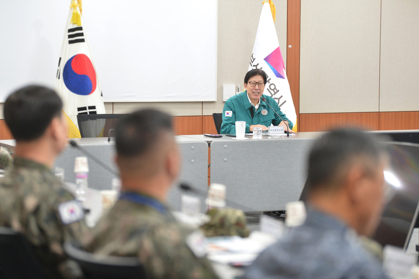 박형준 부산시장이 ‘2025 을지연습 통합방위협의회’ 상황실에서 회의를 진행하고 있다. ⓒ 부산시청 제공
