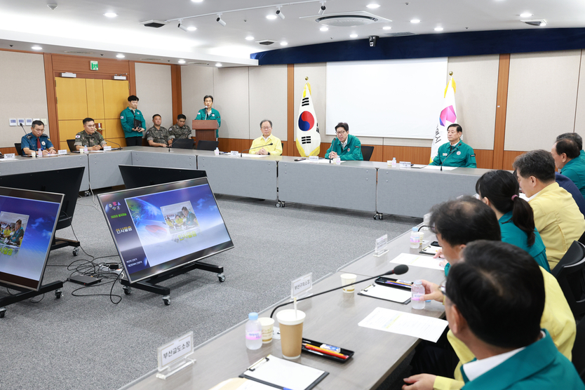 박형준 부산시장이 ‘2025 을지연습 통합방위협의회’ 상황실에서 회의를 진행하고 있다. ⓒ 부산시청 제공