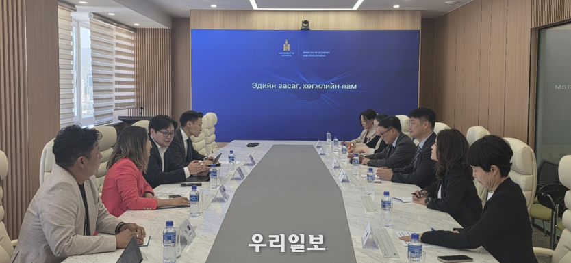 몽골 제1부총리 겸 경제개발부 장관 수석고문과 협의하는 부산시 대표단. ⓒ부산시 제공