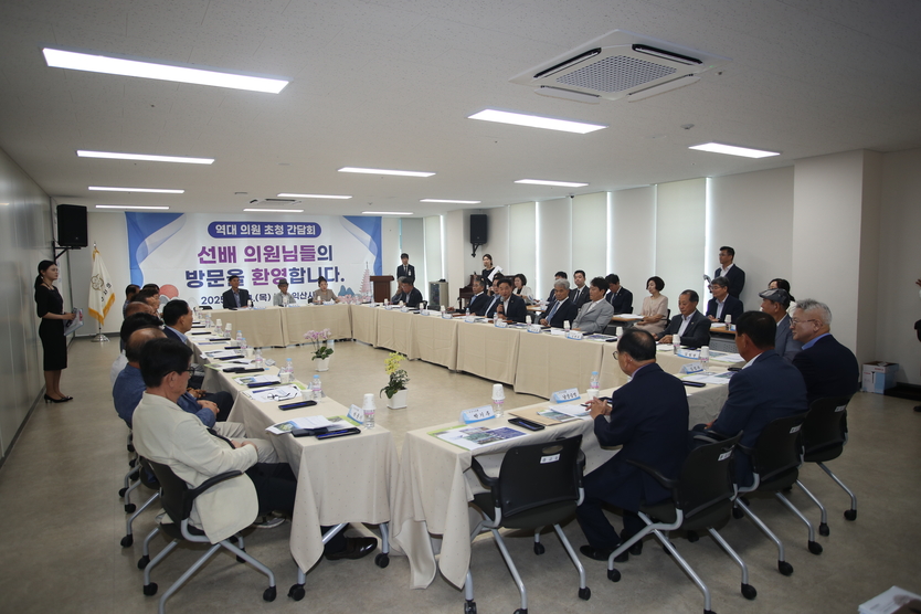 역대 의원 초청 간담회ⓒ익산시의회 제공