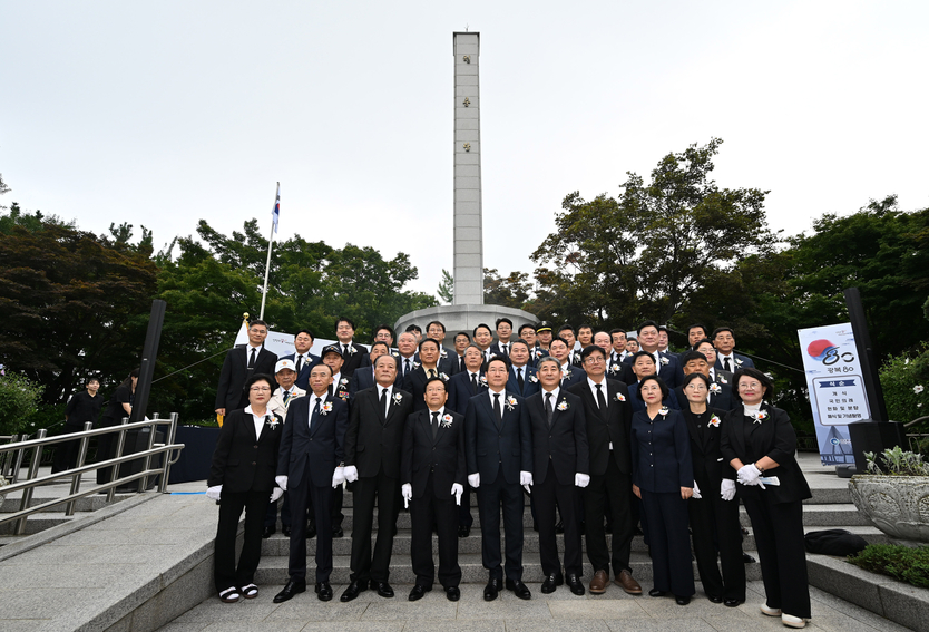 유정복 인천시장이 15일 제80주년 광복절을 맞아 수봉공원 현충탑에서 참배를 마치고 참석자들과 기념촬영을 하고 있다. ⓒ 인천시 제공