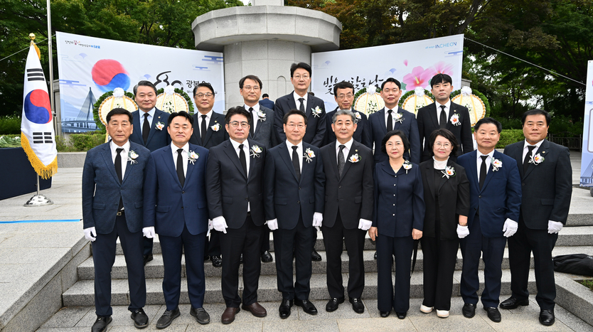 유정복 인천시장이 15일 국민의힘 시당 위원장들과 제80주년 광복절을 맞아 수봉공원 현충탑에서 참배를 마치고 기념촬영을 하고 있다. ⓒ 인천시 제공