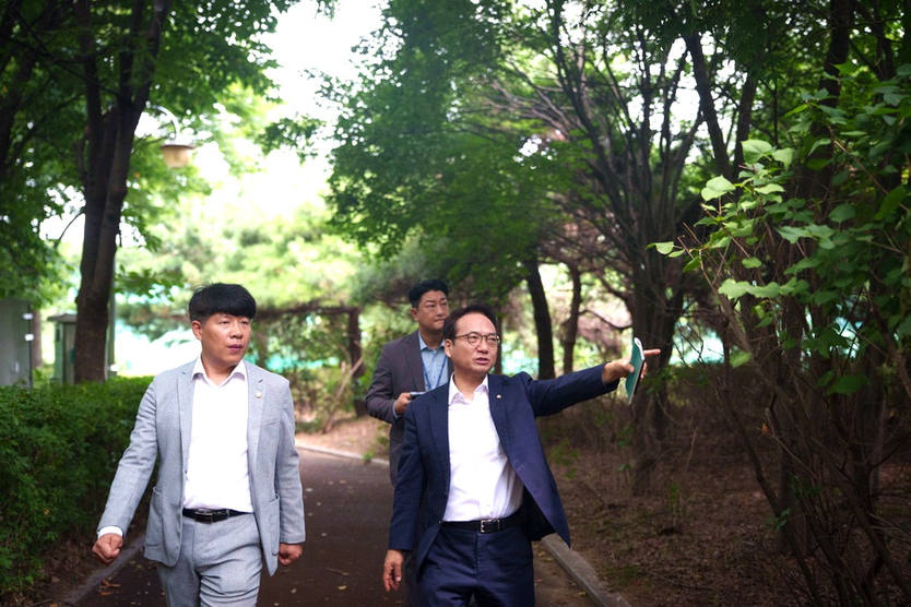 원적산공원 도로·보행로 개선 사업"특별교부세 12억 원 확보 사진 왼쪽 더불어 민주당 "부평을 박선원" 국회의원ⓒ 사진= 박선원의원실
