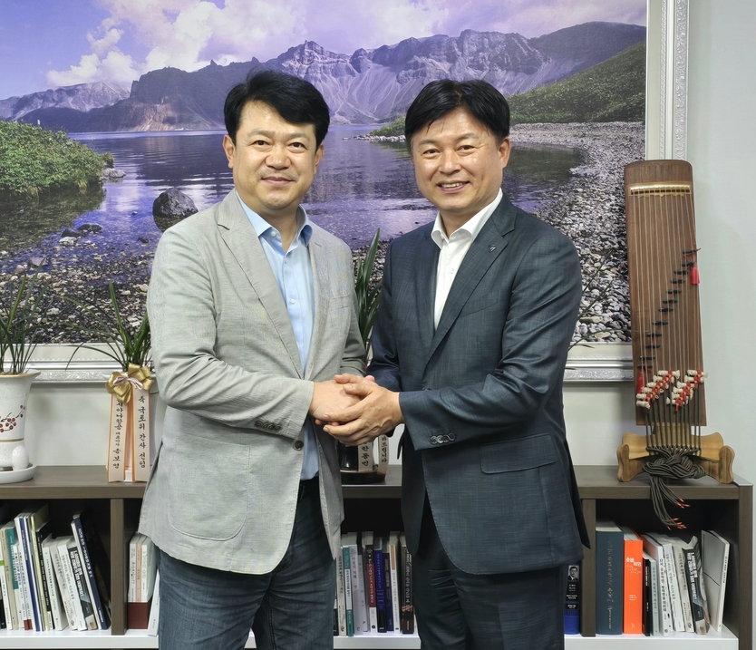 조용익 부천시장이 지난 8월 4일, 국회 국토교통위원회 간사인 복기왕 의원을 만나 주거·도시개발·교통 등 지역 내 굵직한 현안들을 건의했다.ⓒ부천시청