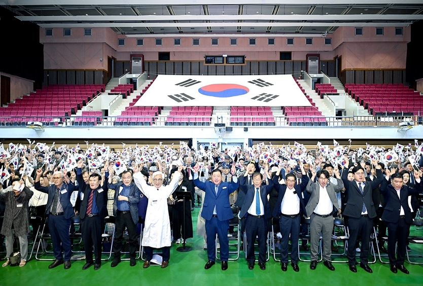 '제80주년 광복절 경축식'에서 만세 삼창을 하고 있다. ⓒ 파주시 제공