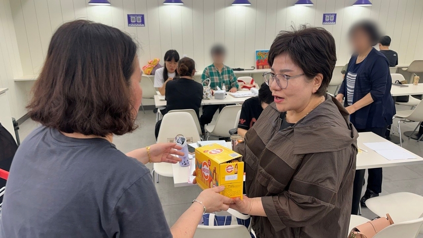 편의점 직원이 수고한 신천지 만수교회 봉사원들에게 음료수를 제공하고 있다. ⓒ 신천지 만수교회 제공