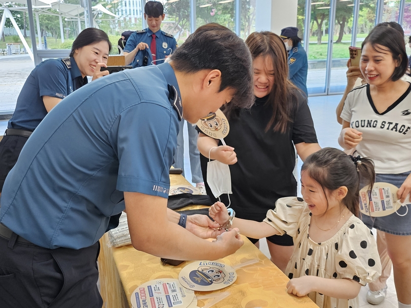다문화가정의 아이가 인천서부경찰서의 학교폭력 예방교육에 참여하고 있다. ⓒ 대한적십자사 인천지사 제공