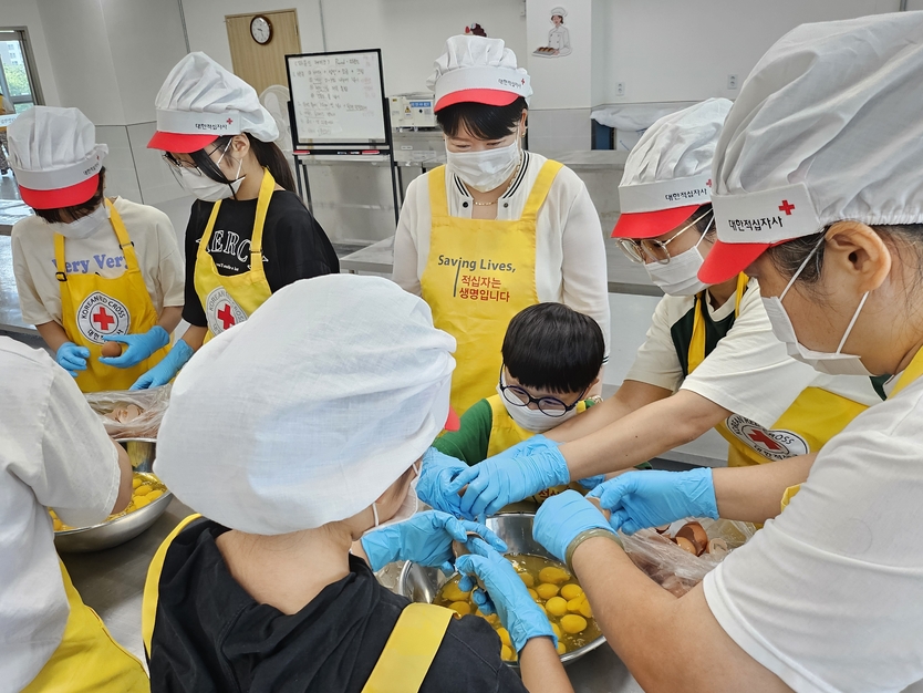 다문화가족 및 적십자봉사원들이 제빵만들기를 하고 있다 ⓒ 대한적십자사 인천지사 제공