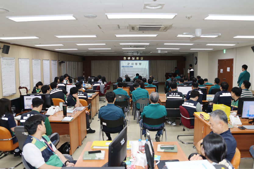 문경복 옹진군수가, 빈틈없는 국가안보, 2025년 을지연습 2일차 훈련을 점검하고 있다. ⓒ 옹진군 제공