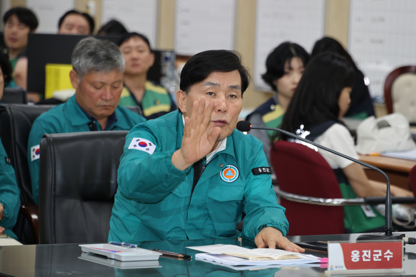 문경복 옹진군수가, 빈틈없는 국가안보, 2025년 을지연습 2일차 훈련을 점검하고 있다. ⓒ 옹진군 제공