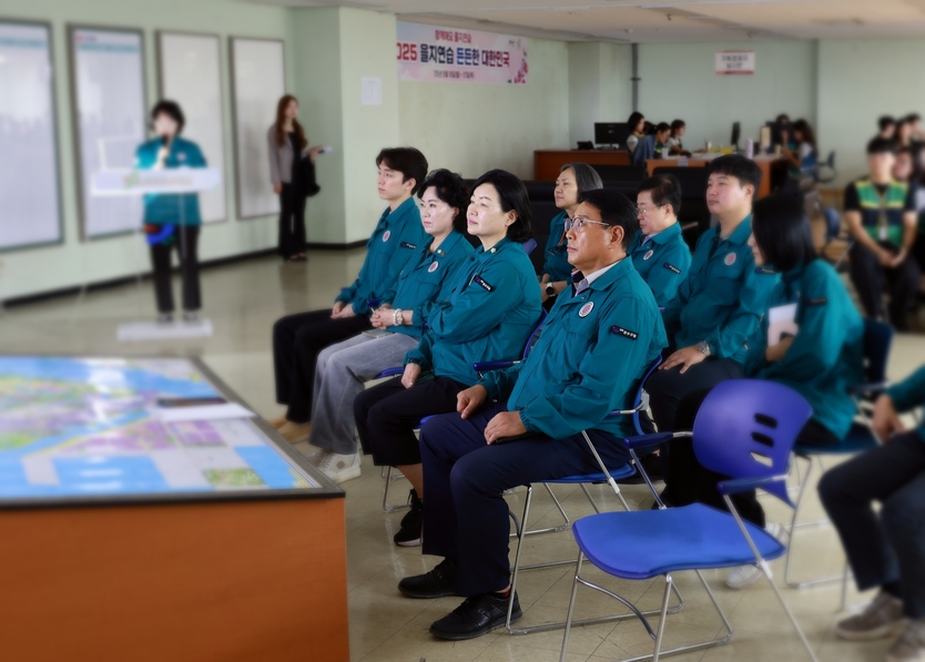 박현주 연수구의장과 의원들이, 2025년 을지연습 현장 격려 방문해 훈련상황을 점검하고 있다. ⓒ 연수구의회 제공