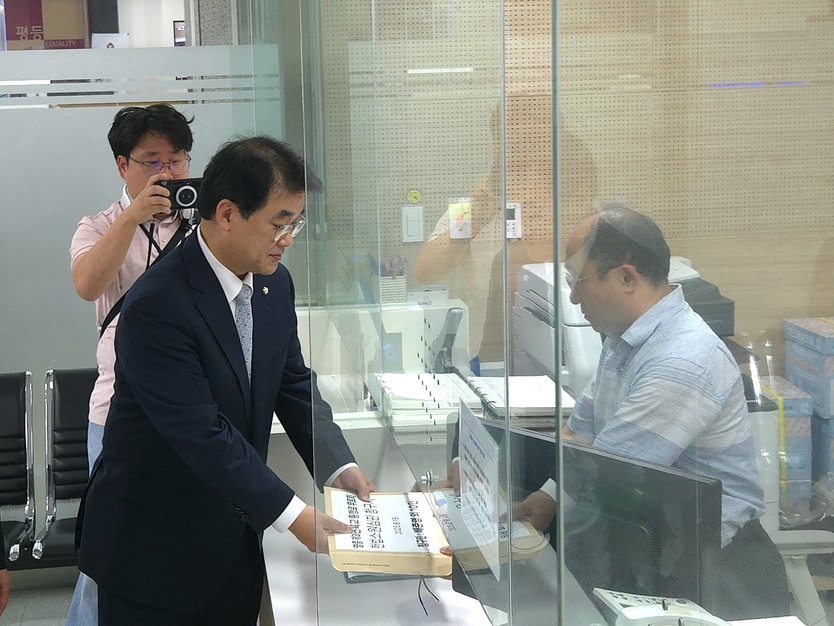 배준영 의원이 제3연륙교의 유료화 방침에 반발하며 헌법소원 심판을 청구를 하고 있다. ⓒ 배준영의원실 제공