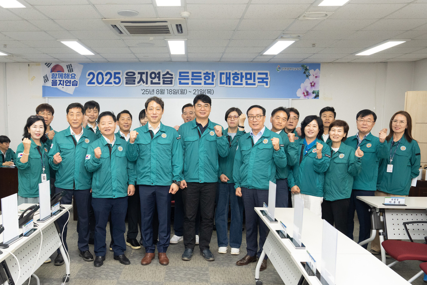 이용창 인천시의회 교육위원장과 의원들이, 비상 시 학생과 교직원 안전 최우선 강조하고 기념촬영을 하고 있다. ⓒ 인천시의회 제공