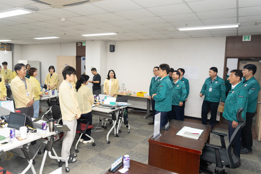 이용창 인천시의회 교육위원장과 의원들이, 비상 시 학생과 교직원 안전 최우선 강조하며 점검을 하고 있다. ⓒ 인천시의회 제공