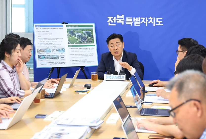 김관영 도지사는 20일 전북특별자치도 기자실에서 피지컬AI 실증·연구 기반 조성 사업 예비타당성조사 면제 대상 의결과 관련하여 브리핑을 하고 있다.ⓒ자치도 제공
