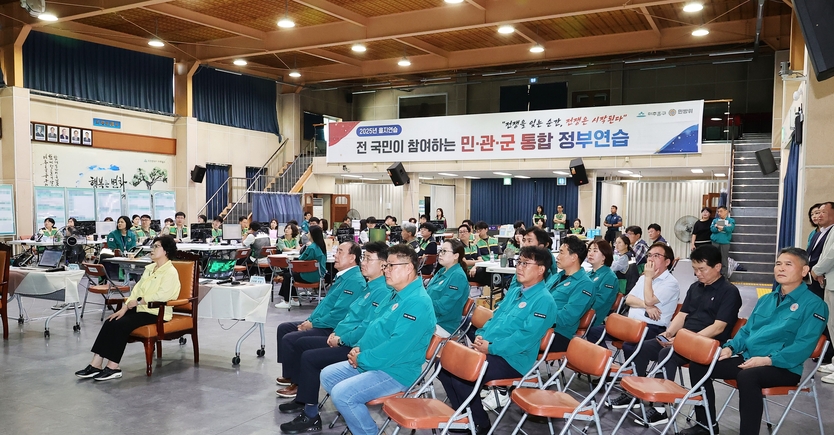 전경애 미추홀구의장이 을지연습장 구의원님 및 자생단체장 방문 점검을 하고 있다. ⓒ 미추홀구의회 제공