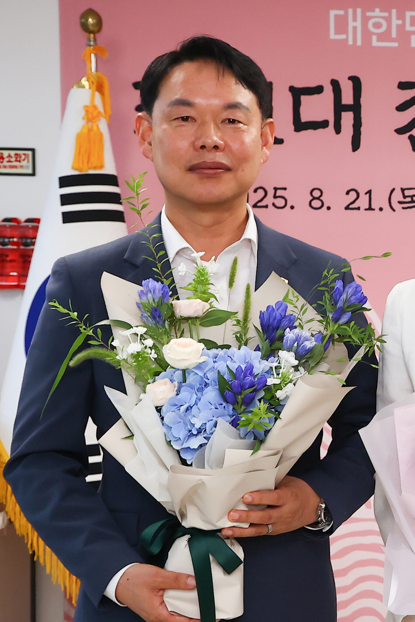 임춘원 인천시의회 운영위원장, 시도의회운영위원장협의회 수석부회장 선임돼 꽃다발을 받고 기념촬영을 하고 있다. ⓒ 인천시의회 제공