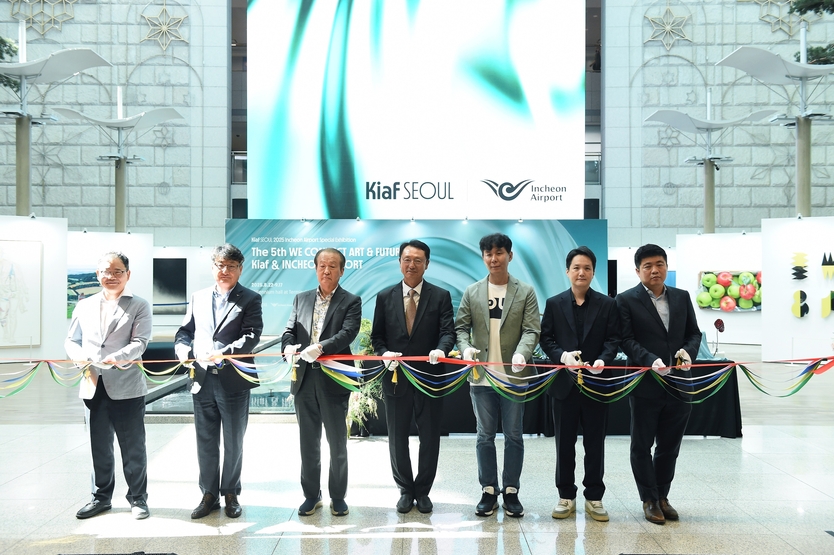 지난 22일 인천공항 제1여객터미널 밀레니엄홀에서 열린 ‘2025 인천공항 Kiaf 특별전 개막식’에서 인천국제공항공사 김창규 운영본부장(사진 왼쪽에서 두 번째), 유영국미술문화재단 유진 이사장(사진 왼쪽에서 세 번째), 한국화랑협회 이성훈 회장(사진 왼쪽에서 네 번째) 및 양 기관 관계자들이 기념 세리모니를 하고 있다. ⓒ 인천국제공항공사 제공