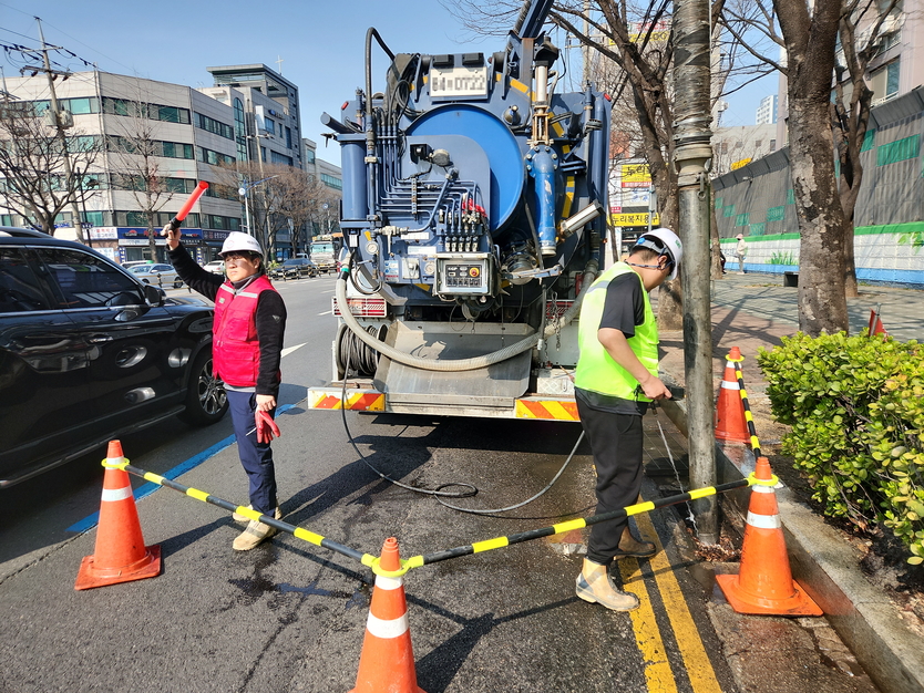 남동구, 재난 예방 시설 확충으로 도로 침수 점검을 하고 있다. ⓒ 남동구 제공