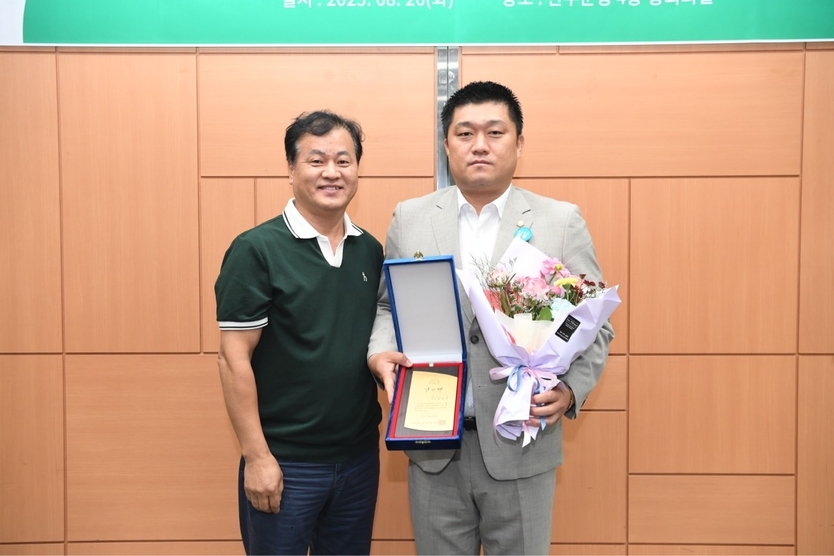 최광호 의원, 화재 피해 다문화가정 지원 공로로 감사패 수상ⓒ완주군의회 제공