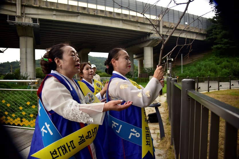 만의골도당제보존회 김혜경 대표(왼쪽)와 회원이 행사 시작전 의식을 진행하고 있다.
