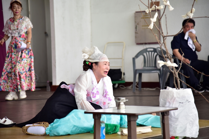 만의골도당제보존회 김혜경 대표가 병든 남편을 위해 은행나무 앞에서 치성을 드리는 부인의 이야기를 연극으로 재현 하고 있다.