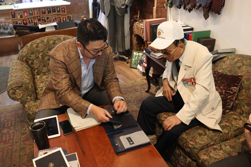 김주현 바이각 대표가 황모 어르신께 맞춤 양복 천을 선보이고 있다. ⓒ 인천보훈지청 제공