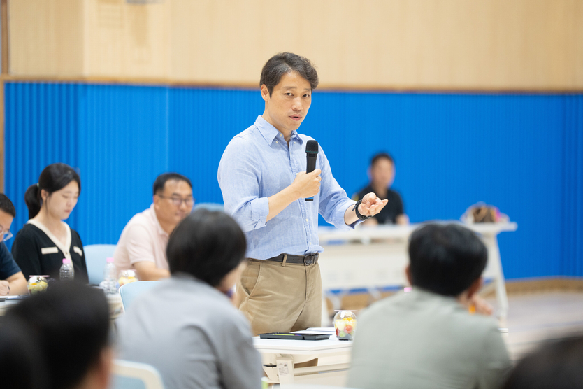 이용창 인천시의회 교육위장이, 인천신검단초교 개교 준비 현장 점검하고 있다. ⓒ 인천시의회 제공