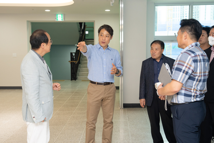 이용창 인천시의회 교육위장이, 인천신검단초교 개교 준비 현장 점검하고 있다. ⓒ 인천시의회 제공