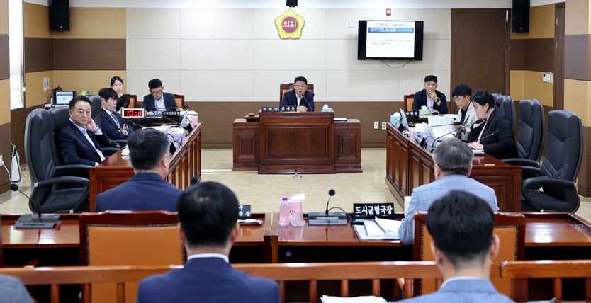 김대중 인천시의회 건교위원장이, 미추2구역 동의서 재징구 관련 현안사항 점검 소위를 개최하고 있다. ⓒ 인천시의회 제공