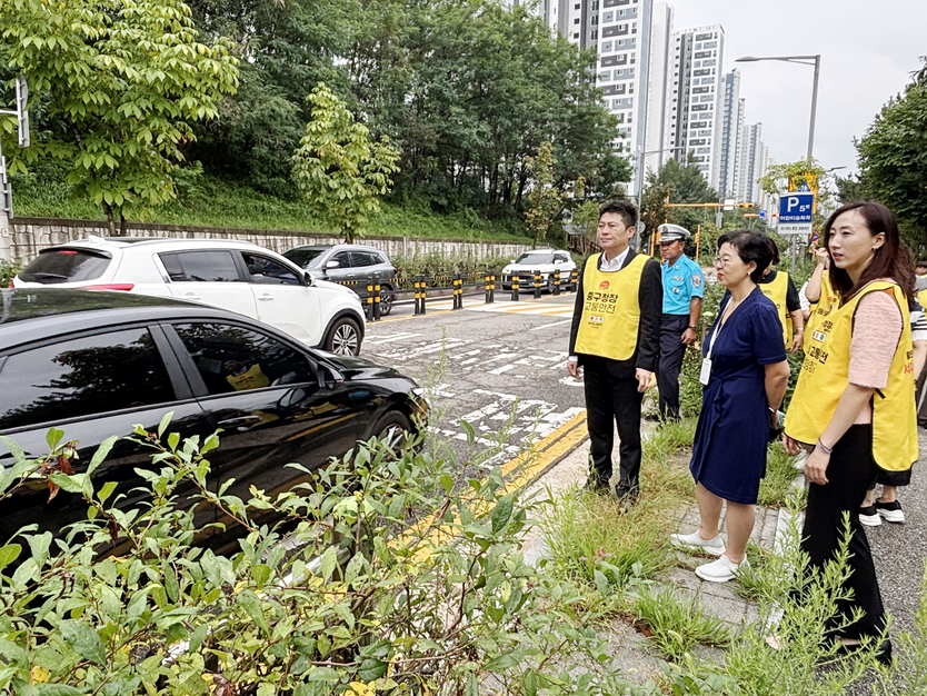 김정헌 구청장이 관계자들과 하늘초에서 2학기 첫 등굣길 교통안전 현장점검 실시하고 있다. ⓒ 중구청 제공