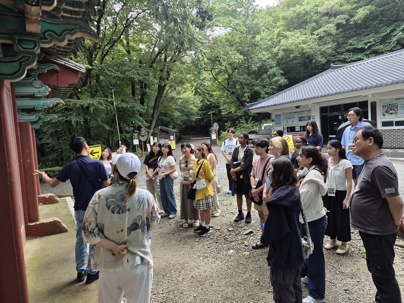 순천 선암사를 찾은 외국인 관광객들이 관광해설을 듣고있다ⓒ순천시 제공